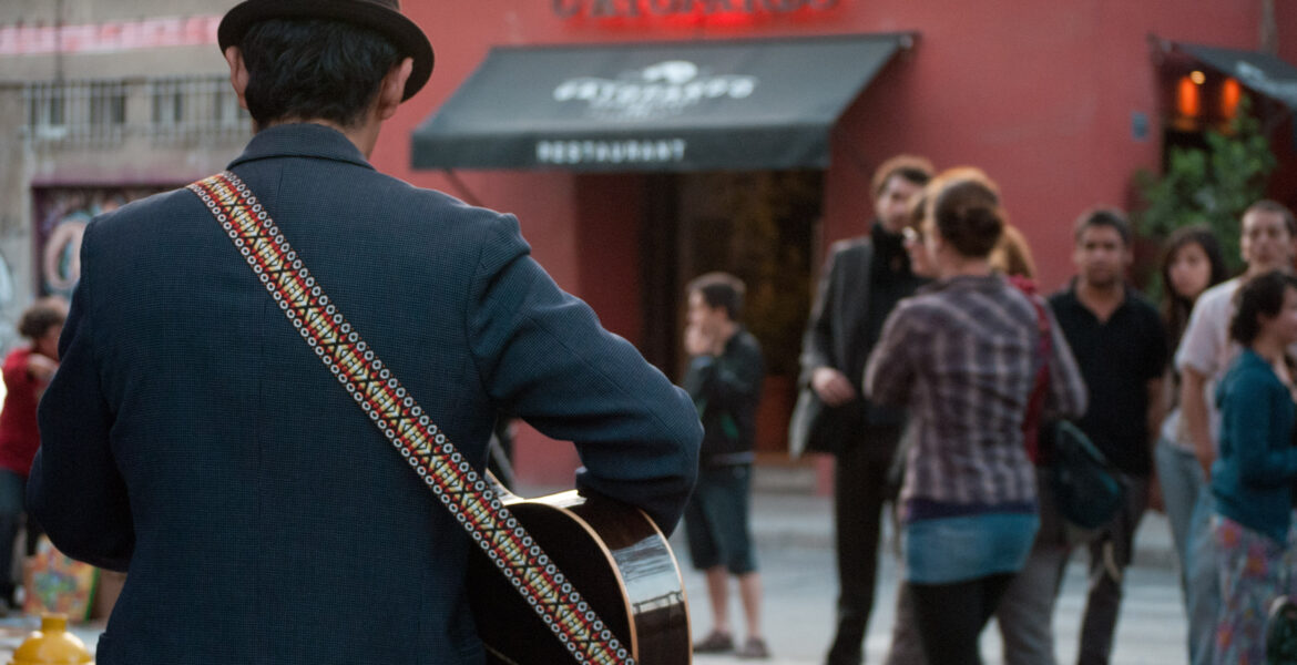 Guitarrista_en_el_Barrio_Lastarria